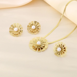 Détail d'une parure florale plaquée or avec perles sur un tissu en soie élégant