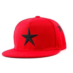 Rote Snapback Baseball Cap mit schwarzen gestickten Sternen auf weißem Hintergrund