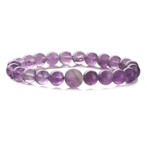 Dettaglio del bracciale di ametista viola con perle lucide e venature naturali della pietra