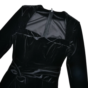 Détail du décolleté carré avec patchwork en maille et nœud en velours sur robe noire