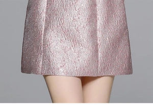 Détail du tissu jacquard rose avec broderie en fil métallique et texture mesh