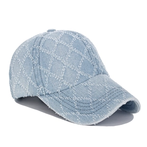 Vue détaillée latérale d'une casquette en jean bleu clair avec motifs losanges à franges