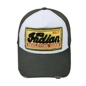 Détail de l'écusson brodé vintage et de la visière usée sur la casquette trucker