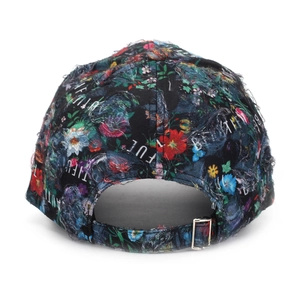 Vista posteriore del cappello floreale con bordi consumati e fibbia in metallo