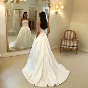 Elegante abito da sposa linea A in raso bianco senza spalline con tasche e fiocco