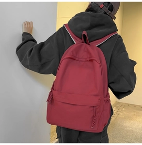 Rückansicht eines großen roten Nylon-Rucksacks mit gewebtem Reißverschluss-Detail
