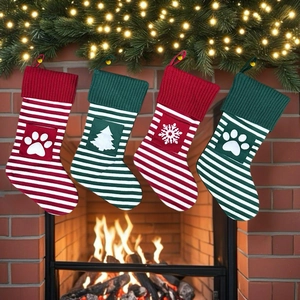 Chaussettes de Noël tricotées avec pattes d'animaux suspendues sur une cheminée festive