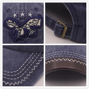 Detail von Adler-Stickerei und Vintage-Denim-Textur auf einer verstellbaren Baseballkappe
