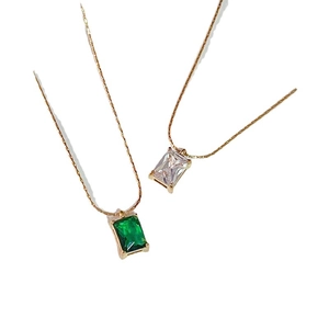 Elegante collana in titanio placcato oro 18 carats con ciondoli in zirconia rettangolari
