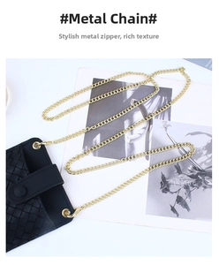Détail du mini sac en cuir tressé noir avec une chaîne en métal doré et fermoir