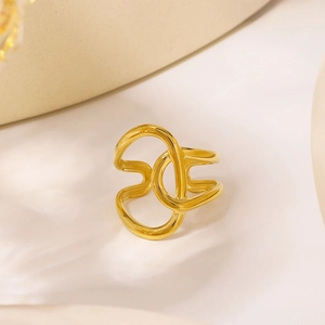 Elegante anello in acciaio inossidabile placcato oro 18K con design geometrico intrecciato