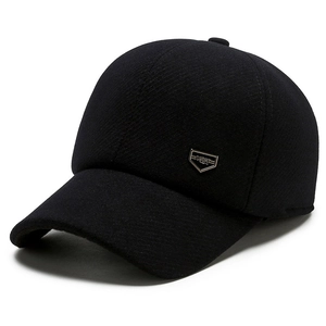 Schwarze Herren-Wintermütze mit Ohrenklappen und silbernem Sport-Logo aus Metall