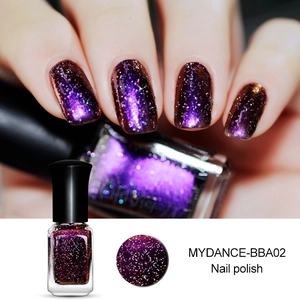 Makroansicht von MYDANCE-BBA02 Chamäleon-Nagellack mit lila Sternen-Glitzereffekt