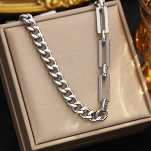 Dettaglio macro della collana d'argento con catena cubana e maglie rettangolari