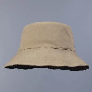 Détail d'un chapeau bob beige avec coutures renforcées et tissu pliable pratique