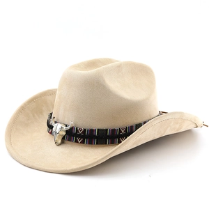 Détail d'un chapeau de cowboy en daim kaki avec bande ethnique et ornement de taureau argenté