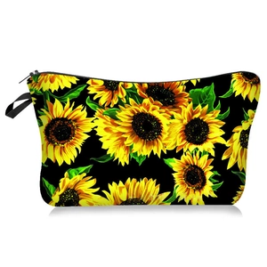 Détail de la trousse de toilette à motif tournesol avec fermeture éclair et dragonne