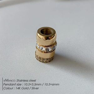 Pendentif cylindrique en acier inoxydable doré orné de deux rangées de strass