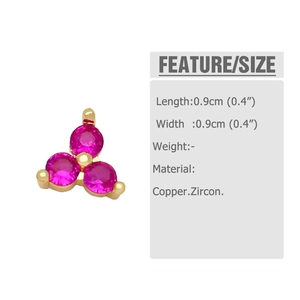 Dettaglio macro di orecchini minimalisti in zircone rosa con design a tre pietre in rame
