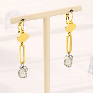 Boucles d'oreilles pendantes en acier titane doré avec perles et design ovale évidé