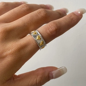 Bague minimaliste bicolore en acier inoxydable avec clous en forme de cœur en or 18 carats