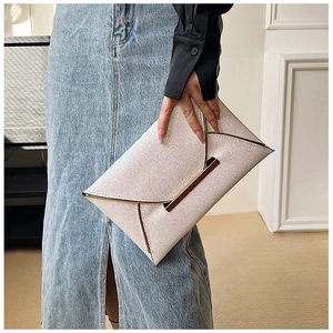 Détail de la pochette enveloppe scintillante avec bordure dorée pour les soirées