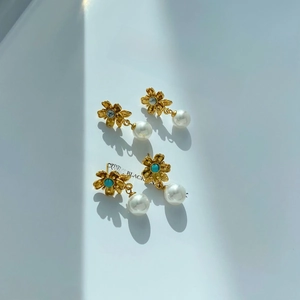 Orecchini a fiore con pietre naturali e perle pendenti con finitura in oro