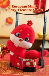 Detalle del peluche de serpiente roja mascota de 2025 en una caja de regalo