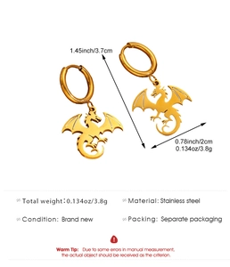 Vue détaillée des boucles d'oreilles dragon doré en acier inoxydable avec dimensions