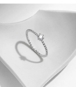 Macro d'une bague perlée en argent 925 avec pierre de moissanite solitaire éclatante