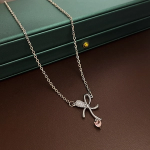 Detail der roségoldenen Schmetterlingshalskette mit rosa Herz-Edelstein und Zirkonia
