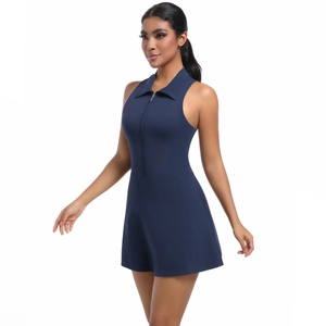 Détail du col zippé et de l'ourlet en A sur cette robe de sport bleu marine