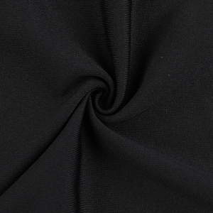 Vue macro montrant la texture dense et le tissu en maille élastique de cette robe noire