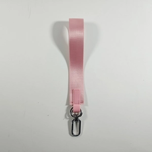 Dettaglio del cinturino da polso intrecciato rosa con moschettone e fibbia in metallo