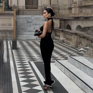 Details des eleganten schwarzen Maxikleids mit Neckholder, offenem Rücken und Passform