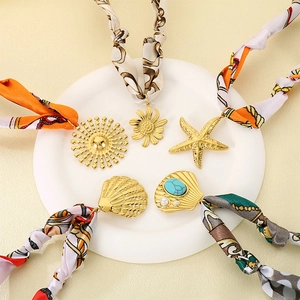 Collier pendentif étoile de mer et coquillage avec écharpe en soie colorée imprimée
