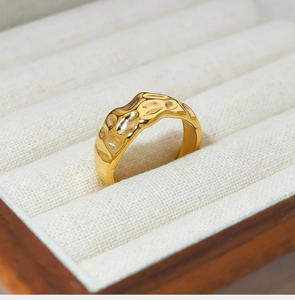 Dettaglio macro di anello in acciaio inossidabile 18K con trama martellata in astuccio
