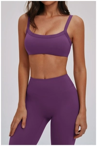 Dettaglio completo del set yoga viola con reggiseno sportivo e leggings a vita a V