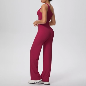 Vue détaillée de l'ensemble de yoga bordeaux avec haut asymétrique et pantalon