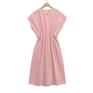 Détail de la robe rose à manches courtes avec taille plissée élastique et col rond
