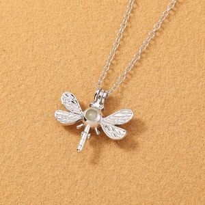 Collana con ciondolo libellula luminosa in lega d'argento su feltro arancione