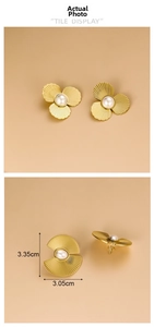 Détails et dimensions des boucles d'oreilles fleur en perle et métal doré plissé