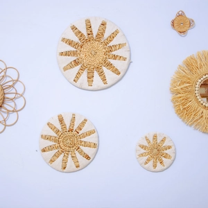 Dreiteiliges Boho-Wanddeko-Set aus Seegras mit Sonnenblumenmuster auf blauem Hintergrund