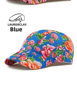 Vista dettagliata di un berretto newsboy blu con motivi floreali di peonia tradizionale