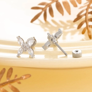 Elegante Schmetterlingsstecker aus Silber mit Zirkonia-Kristallen und Schraubverschluss