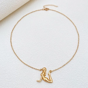 Detailansicht der goldenen matten Silhouette-Halskette mit filigraner Gliederkette