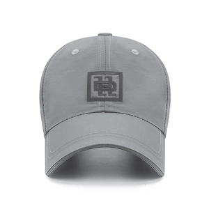 Vista frontale cappellino sportivo grigio leggero ad asciugatura rapida con logo quadrato
