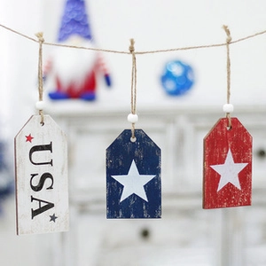 Detalle de adornos de madera USA con bandera americana colgados de cuerdas de yute