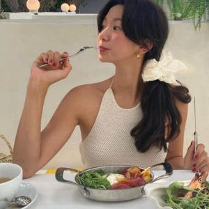 Haut dos nu en maille crème élégant avec un grand chouchou en dentelle blanche de style chic