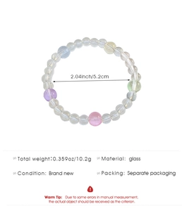 Détails montrant un diamètre de 5,2 cm et un poids de 10,2 g du bracelet en perles de verre